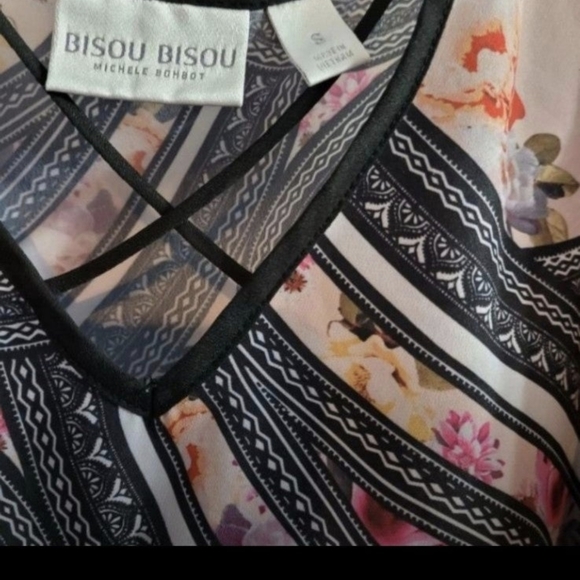 Bisou Bisou cold shoulder blouse Sz S - Picture 2 of 2